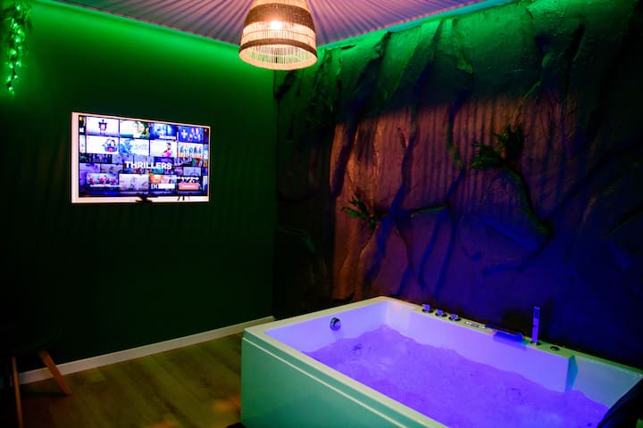 La Suite Oasis - Balnéo - Jungle Room