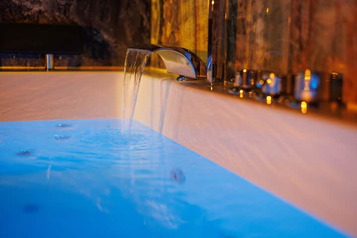 Nuit Romantique - Jacuzzi, Écran Géant, Billard
