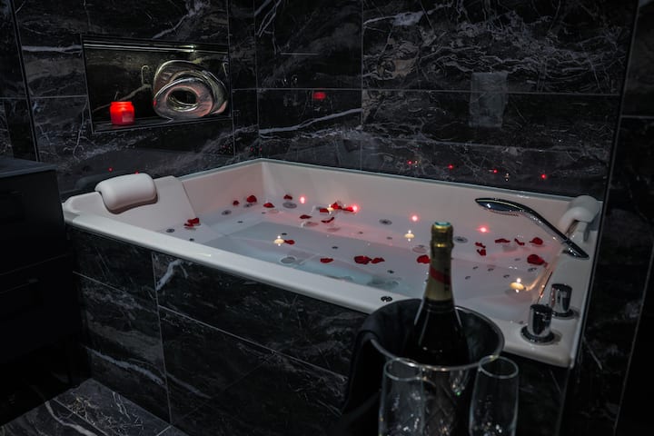 La Suite 202 - Jacuzzi