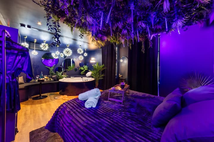 La Suite Pandora — Loveroom & Jacuzzi privatif