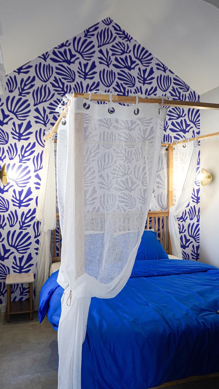 Escapade Santorin — Suite romantique avec balnéo