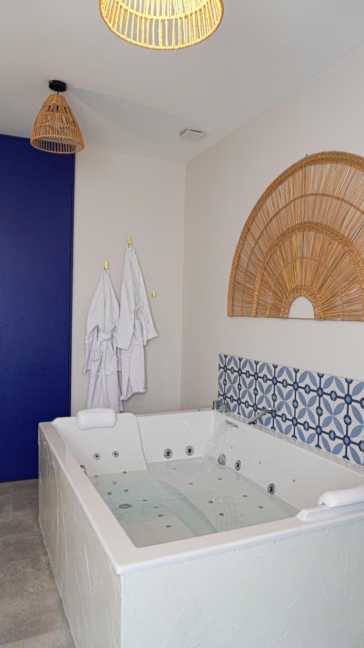 Escapade Santorin — Suite romantique avec balnéo