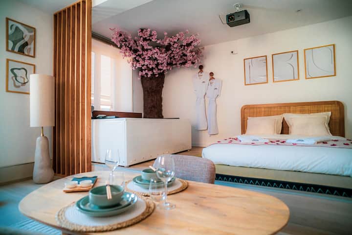 Nuit romantique - Jacuzzi & Cinéma, design Japandi