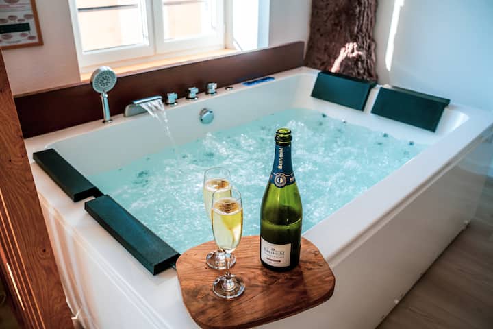 Nuit romantique - Jacuzzi & Cinéma, design Japandi