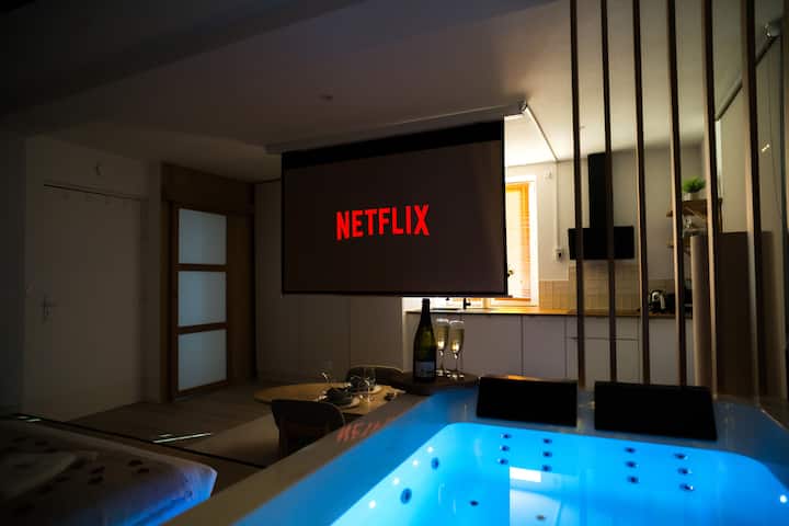 Nuit romantique - Jacuzzi & Cinéma, design Japandi